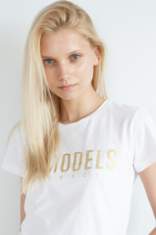 Vika Maisak modera